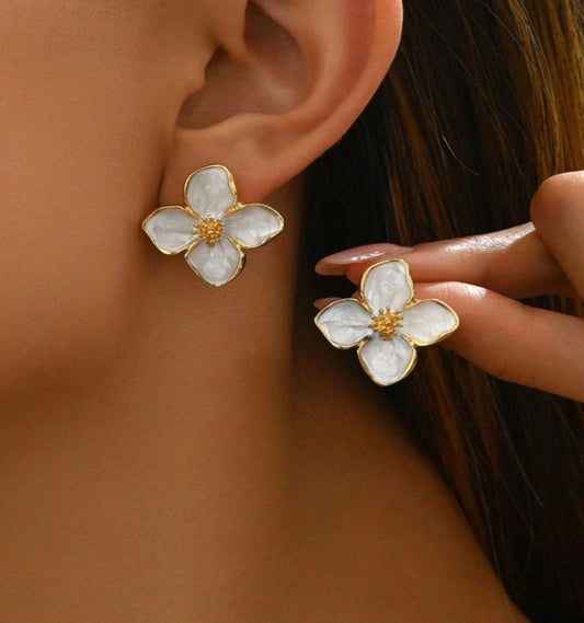Flower-shaped earrings 